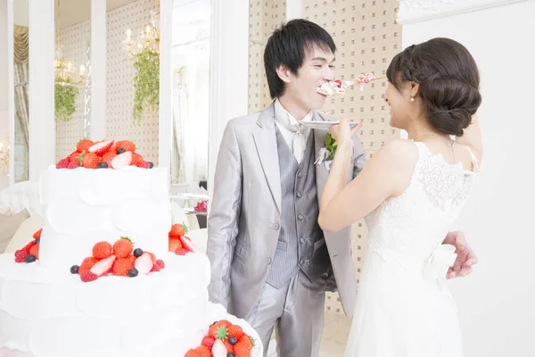 漂亮快乐的新娘用结婚蛋糕喂漂亮的新郎 — 图库照片