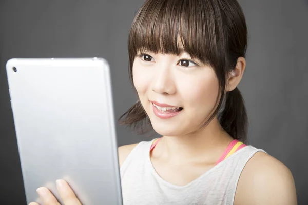Jovem Mulher Asiática Com Tablet Sua Mão Isolado Fundo Cinza — Fotografia de Stock