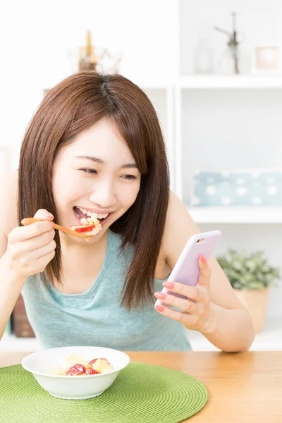 Bela Mulher Asiática Usando Smartphone Branco Comer Saudável Café Manhã — Fotografia de Stock