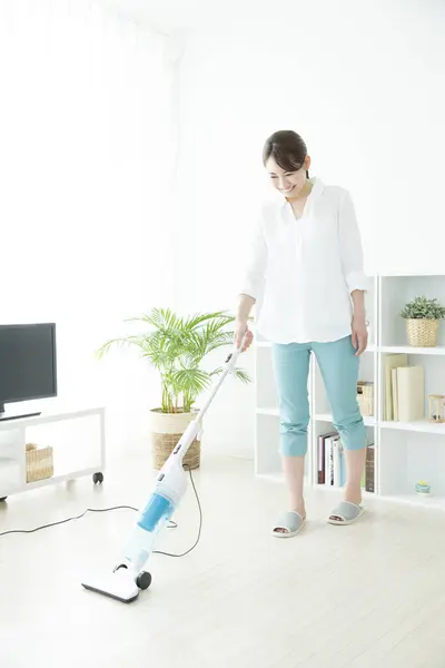 Young Asian Woman Doing Housework Japanese Housewife Vacuum Cleaner Cleaning — Stock Photo, Image