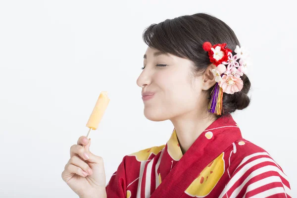 Портрет Красивой Молодой Женщины Традиционным Японским Кимоно Поедающей Мороженое — стоковое фото