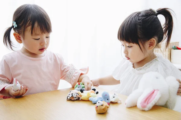 인테리어에서 장난감과 귀여운 일본어 소녀의 — 스톡 사진