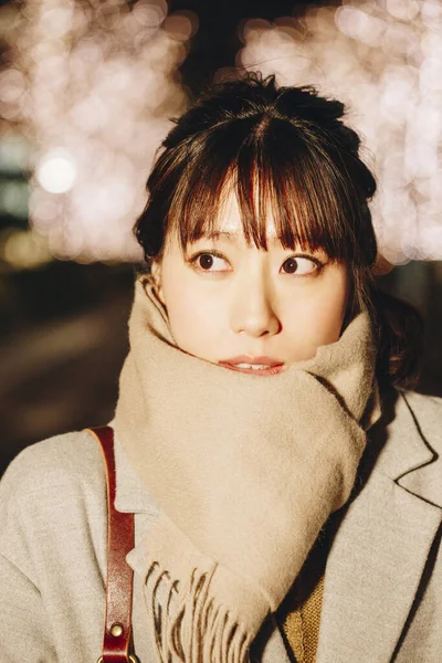 穿着秋装的美丽的日本女人站在街道上 照亮了城市的背景 — 图库照片