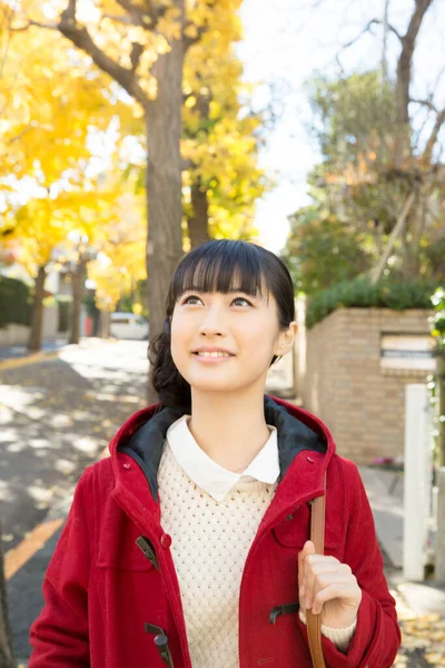 Молодая Японская Девушка Осеннем Парке — стоковое фото