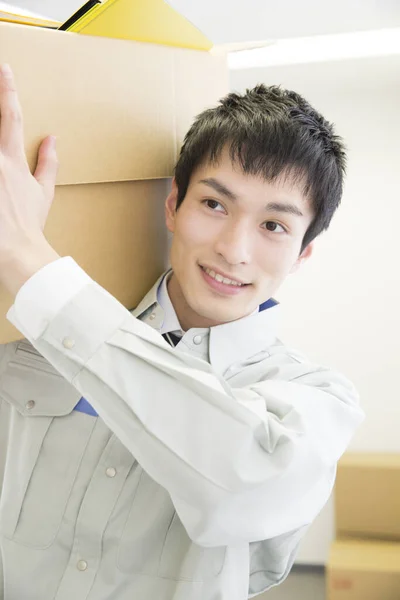 Joven Japonés Hombre Llevar Caja Oficina — Foto de Stock