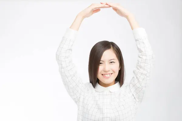 Στούντιο Πλάνο Της Όμορφης Ιαπωνικής Γυναίκας Χέρια Επάνω Λευκό Φόντο — Φωτογραφία Αρχείου