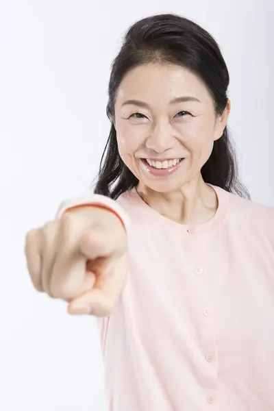 Azjatycka Kobieta Pokazuje Ciebie Wih Jej Palec Białym Tle — Zdjęcie stockowe