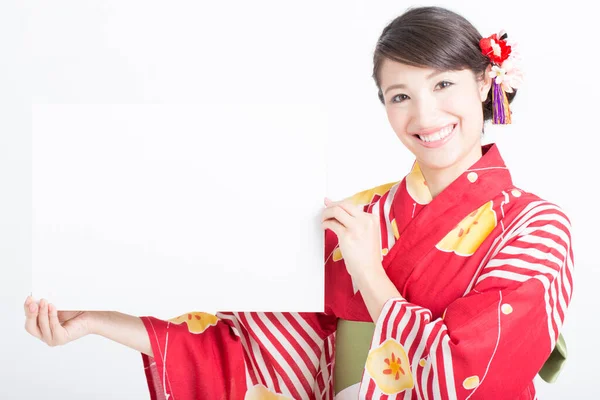 穿着传统和服的年轻女子持空白卡 — 图库照片