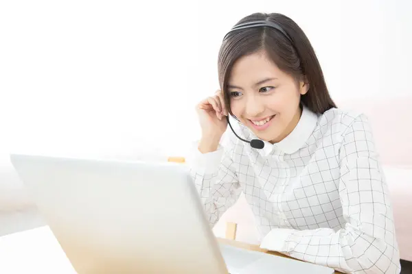 Mulher Asiática Trabalhando Escritório Com Laptop — Fotografia de Stock