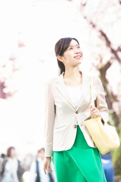 Красива Молода Азіатська Жінка Дивиться Вбік Ходить Весняному Парку — стокове фото