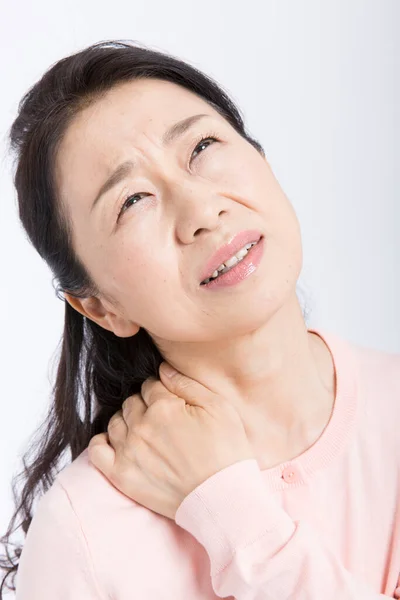 上のアジアの女性は白い背景で隔離された首の痛みを持っています — ストック写真