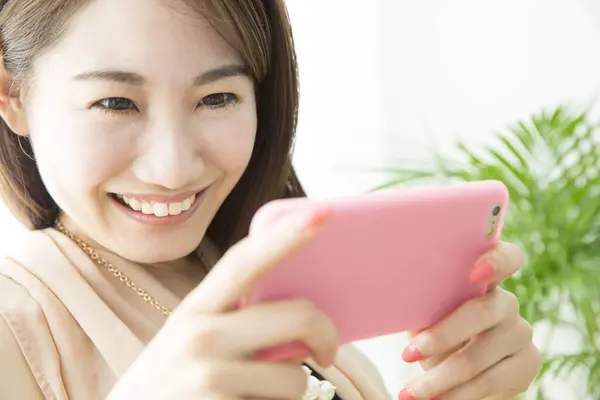 Hermosa Mujer Asiática Usando Smartphone Primer Plano Retrato — Foto de Stock