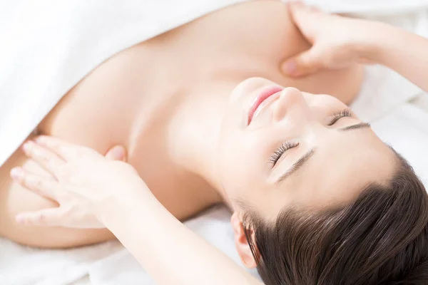 Mulher Japonesa Recebendo Tratamento Massagem Spa Salão Beleza Spa — Fotografia de Stock