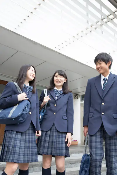 Retrato Estudiantes Japoneses Sonrientes Con Bolsas —  Fotos de Stock