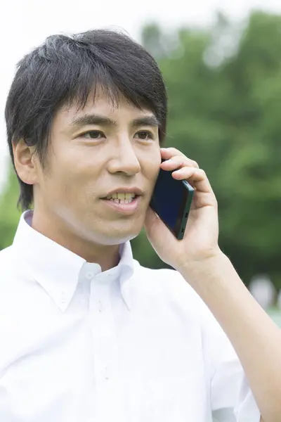 Mladý Asijský Muž Pomocí Mobilního Telefonu — Stock fotografie