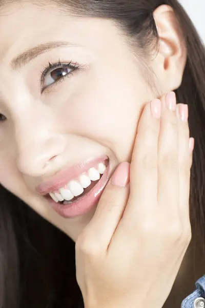 Азіатська Молода Жінка Посмішкою Торкається Обличчя — стокове фото