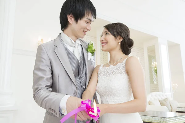 Schönes Glückliches Junges Hochzeitspaar Hält Brennende Kerze Zusammen — Stockfoto