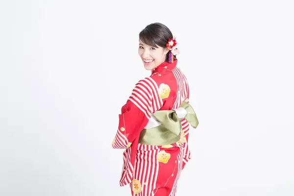 Retrato Bela Jovem Mulher Asiática Kimono Vermelho Tradicional Posando Fundo — Fotografia de Stock