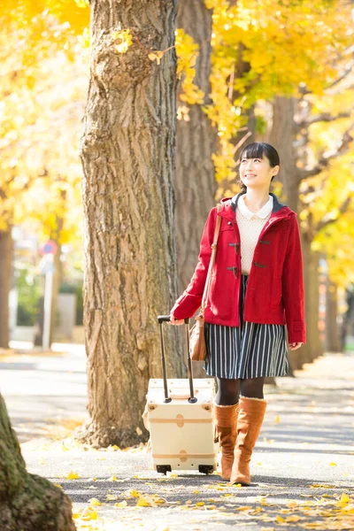 Молодая Азиатка Осеннем Парке Чемоданом — стоковое фото