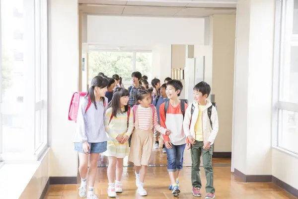 Grupo Niños Japoneses Con Mochilas Caminando Pasillo Escolar — Foto de Stock