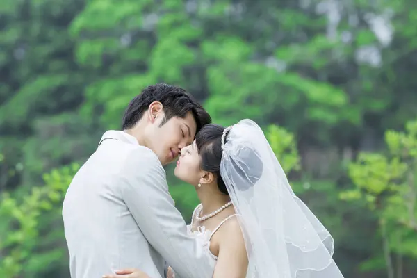 公園の若いアジアの新婚夫婦の肖像画 — ストック写真