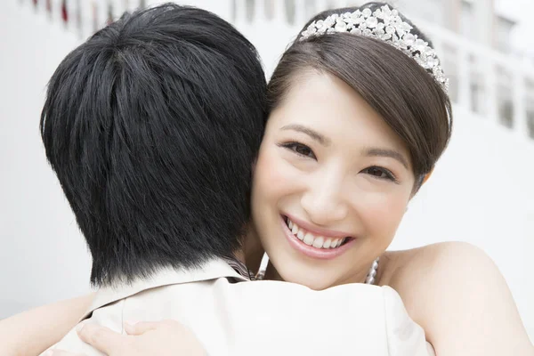 Портрет Счастливой Молодой Азиатской Свадебной Пары Обнимающей — стоковое фото