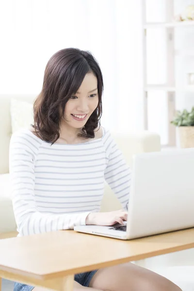 Leende Asiatisk Kvinna Som Använder Laptop Hemma — Stockfoto
