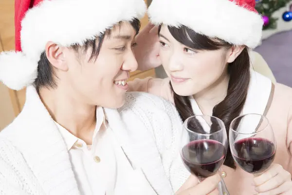 Cuplu Pălării Crăciun Pahare Vin — Fotografie, imagine de stoc