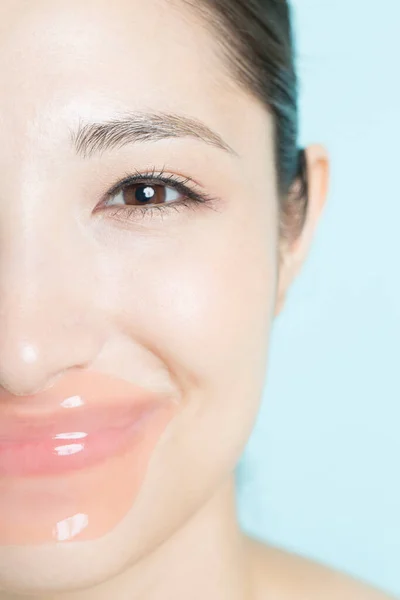 Bela Mulher Asiática Com Remendo Hidrogel Rosa Seus Lábios Cosmetologia — Fotografia de Stock