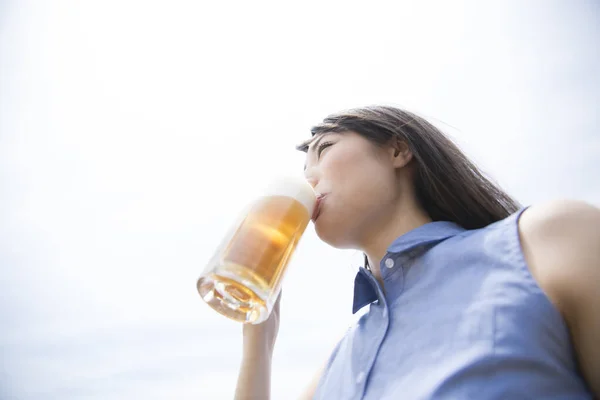 Azjatycka Kobieta Pije Piwo — Zdjęcie stockowe