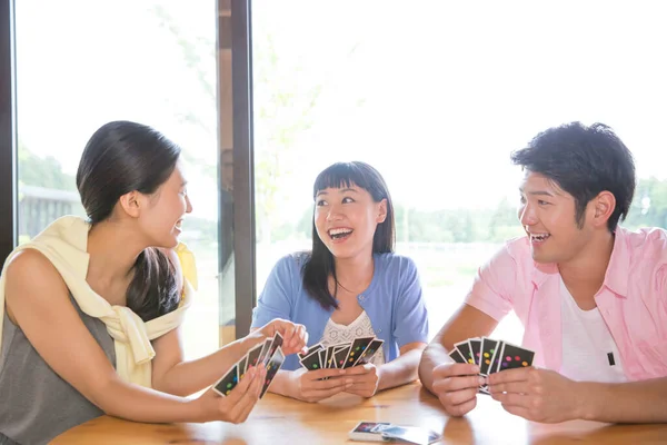 Group Young Friends Playing Cards Cabin Vacation — Stock Photo, Image