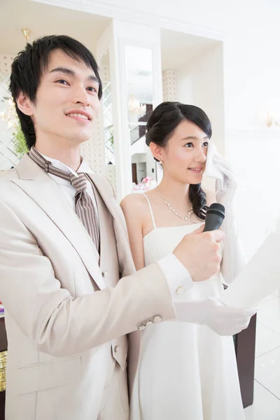 Красивая Счастливая Молодая Супружеская Пара Говорит Микрофоне — стоковое фото