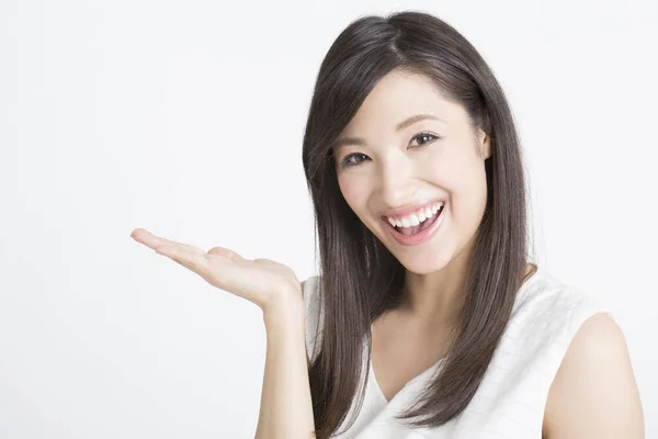 Mulher Japonesa Bonita Com Palma Aberta Fundo Branco — Fotografia de Stock