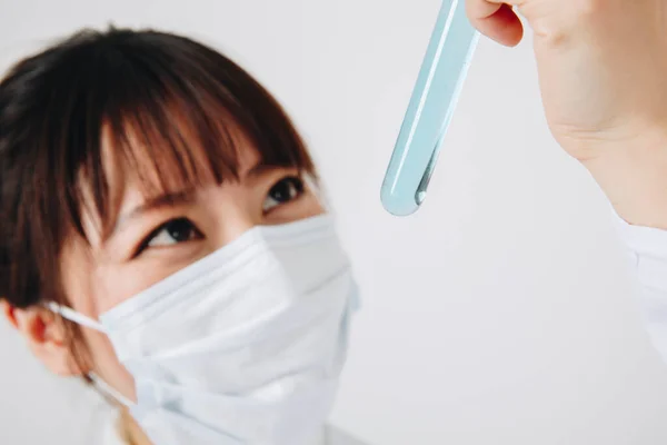 Junge Asiatische Wissenschaftlerin Mit Gesichtsmaske Bei Der Arbeit Studioaufnahme — Stockfoto