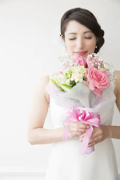 花束と美しいアジアの花嫁 — ストック写真