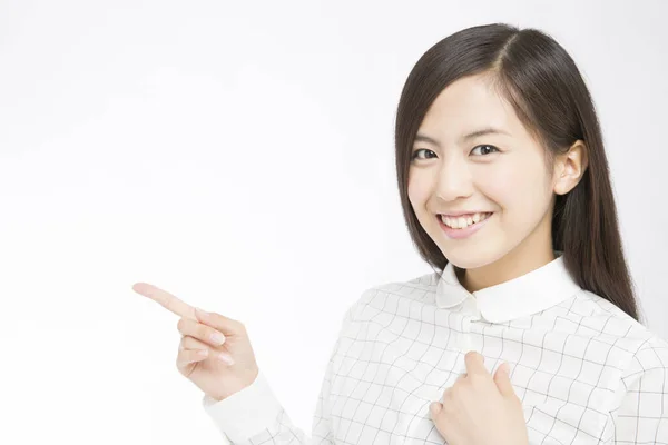 Estúdio Tiro Bela Mulher Japonesa Apontando Com Dedo Fundo Branco — Fotografia de Stock