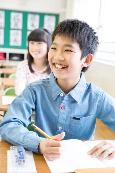 교실에서 아시아 어린이의 초상화 — 스톡 사진