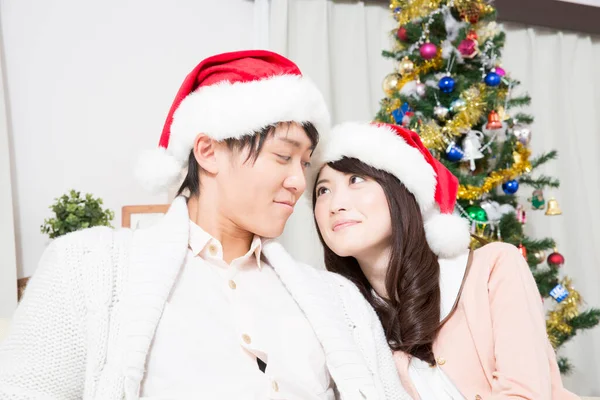 Cuplu Asiatic Purtând Pălării Santa Care Sărbătoresc Noul Acasă — Fotografie, imagine de stoc