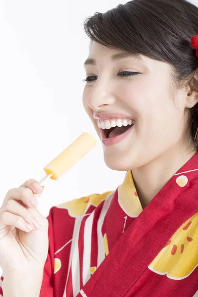 Ritratto Bella Giovane Donna Con Tradizionale Giapponese Kimono Mangiare Gelato — Foto Stock