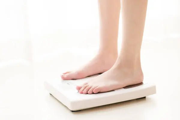 Frauenfüße Auf Waagen Gewichtsreduktionskonzept — Stockfoto