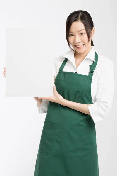 Улыбающаяся Молодая Азиатская Официантка Белым Плакатом — стоковое фото