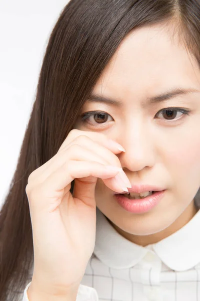 Güzel Üzgün Japon Kadının Beyaz Arka Planda Gözyaşlarını Silerkenki Çekimleri — Stok fotoğraf