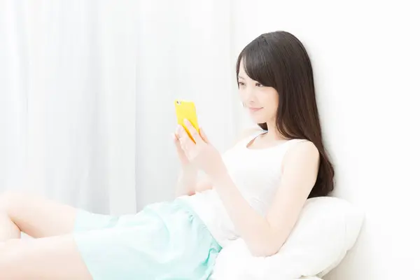 Asiatico Donna Utilizzando Smart Phone Letto — Foto Stock