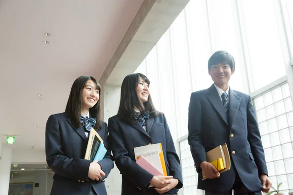Alegre Jóvenes Estudiantes Japoneses Con Libros Escuela Secundaria —  Fotos de Stock
