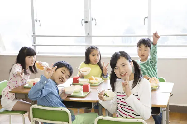 Lindos Niños Asiáticos Almorzando Clase —  Fotos de Stock