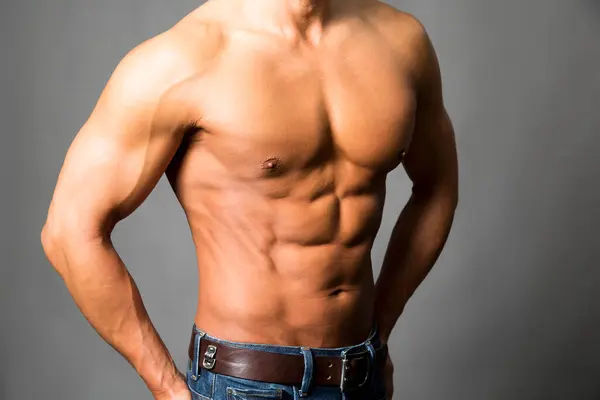 Porträt Eines Mannes Mit Muskulösem Körper Und Ohne Hemd — Stockfoto
