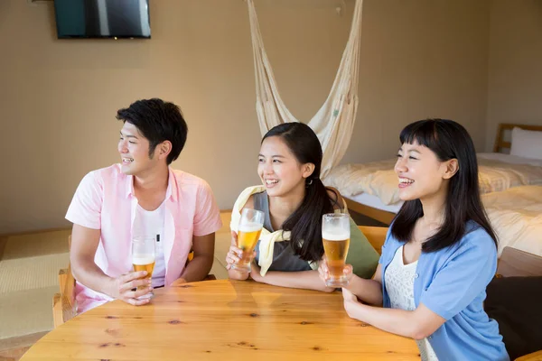 Gülümseyen Asyalı Arkadaşlar Tatil Sırasında Otel Odasında Bira Içiyorlar — Stok fotoğraf
