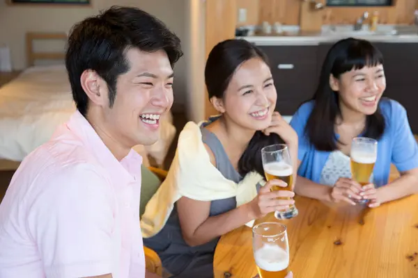 Asiatiska Vänner Dricka Hotellrum Semestern — Stockfoto