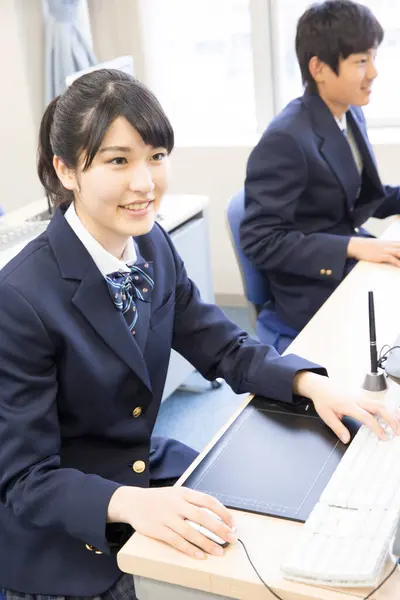 Jeunes Étudiants Japonais Travaillant Classe Informatique — Photo