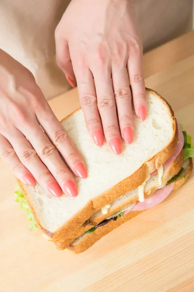 Abgeschnittene Ansicht Einer Frau Die Leckeres Sandwich Küchentisch Zubereitet — Stockfoto
